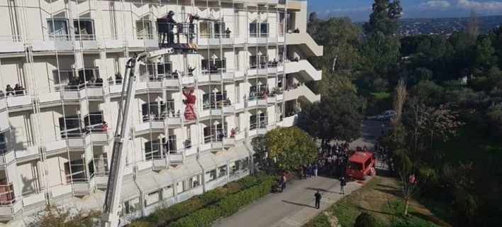 Ο «Άγιος Βασίλης» σε επικίνδυνες αποστολές -Εφτασε με γερανό στο… ΠΑΓΝΗ (εικόνες, βίντεο)